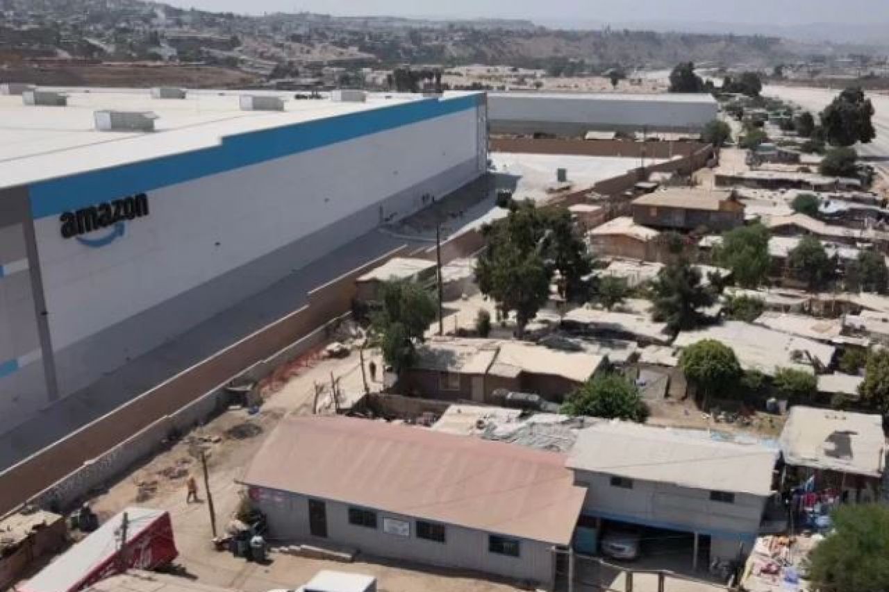 Bodega de Amazon junto a barrio pobre de Tijuana desata criticas