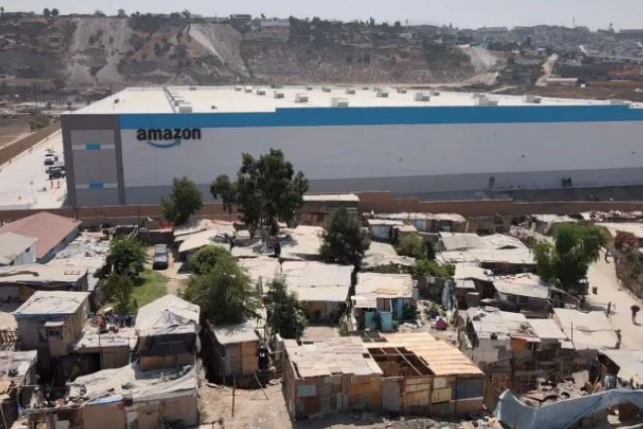 Bodega de Amazon junto a barrio pobre de Tijuana desata criticas