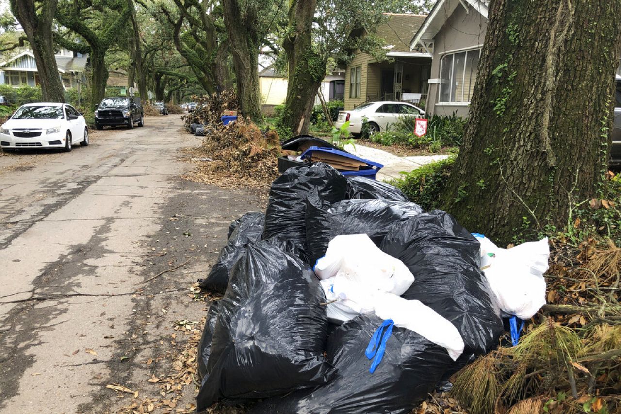 Tras paso de Ida, basura inunda calles de Nueva Orleans