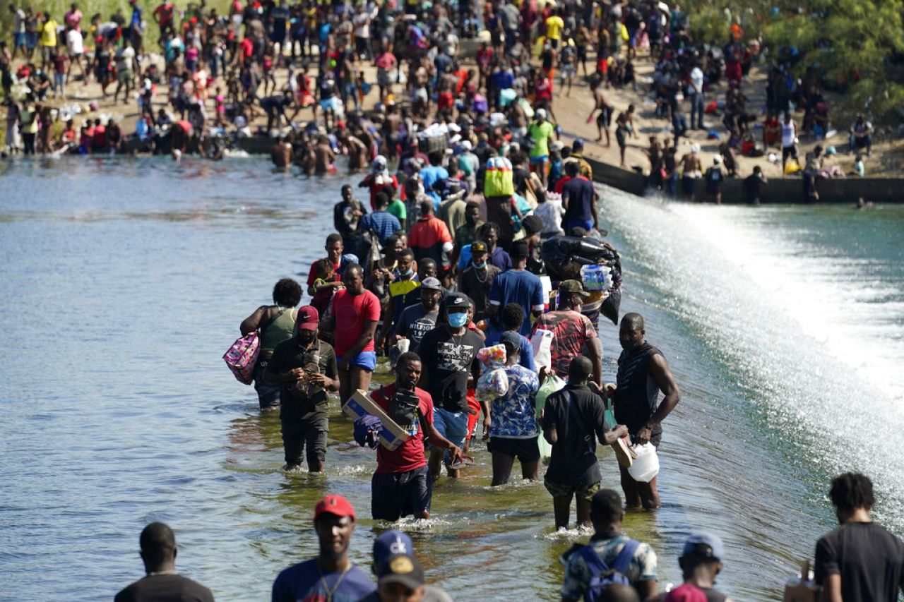 Miles de migrantes haitianos acampan bajo puente en Texas