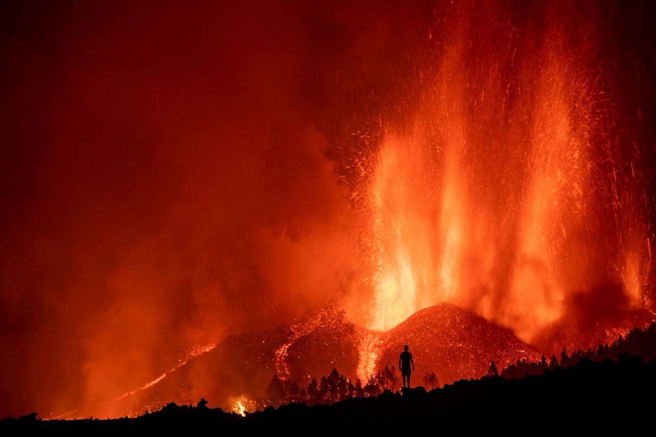 Espectáculo dantesco: Volcán en La Palma alcanza casas