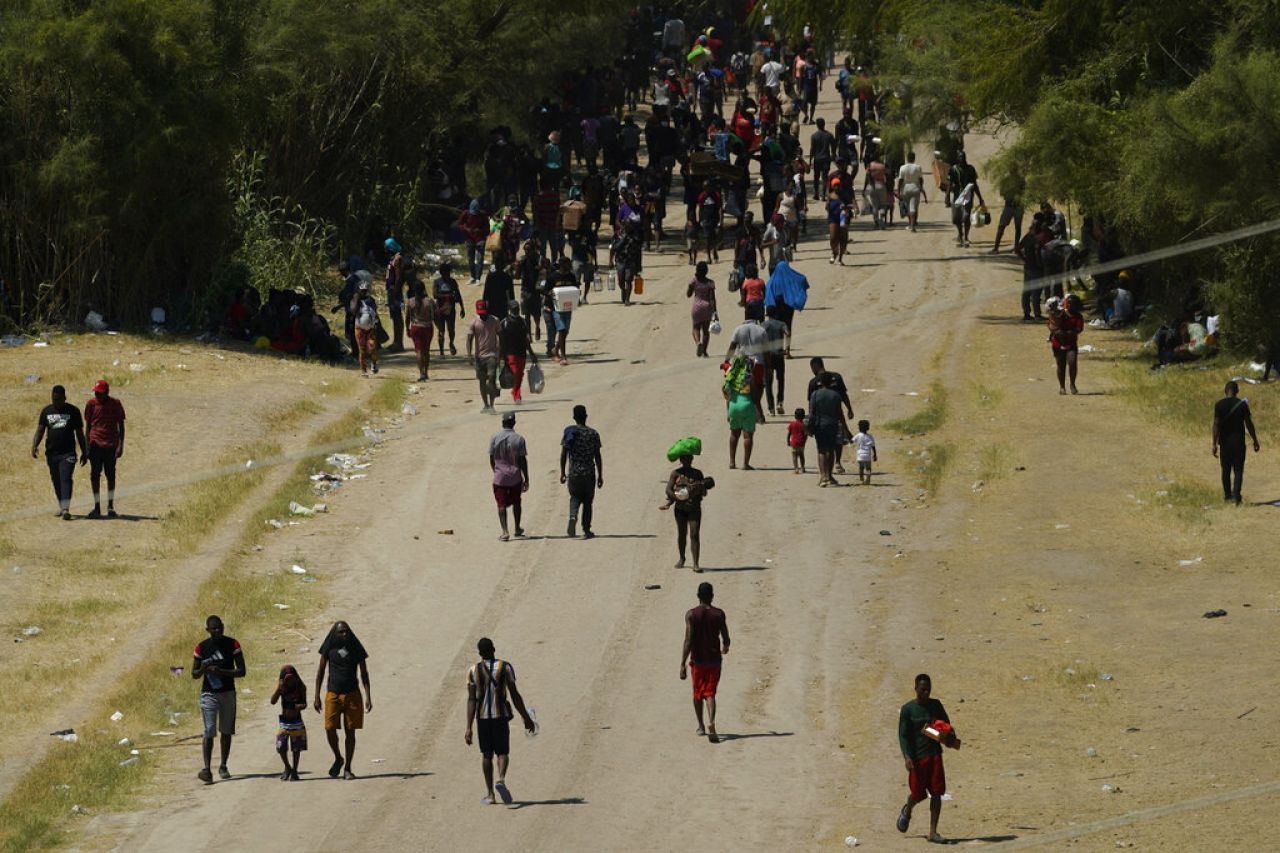 Cierra EU frontera en Texas para frenar a migrantes