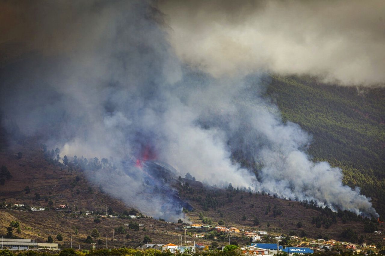 Españoles tratan de sobrevivir tras erupción de volcán 