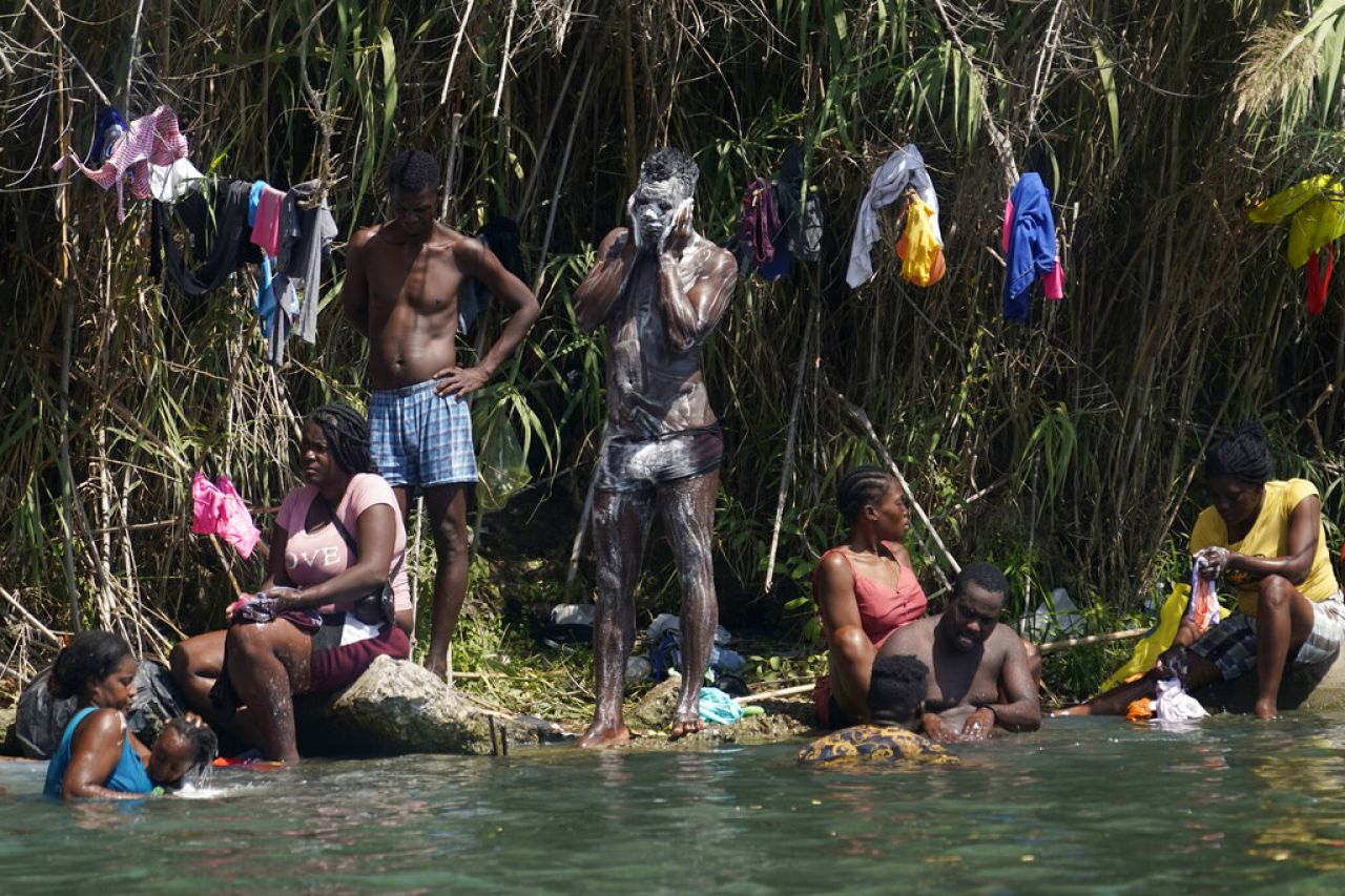 Defiende EU expulsión masiva de migrantes haitianos