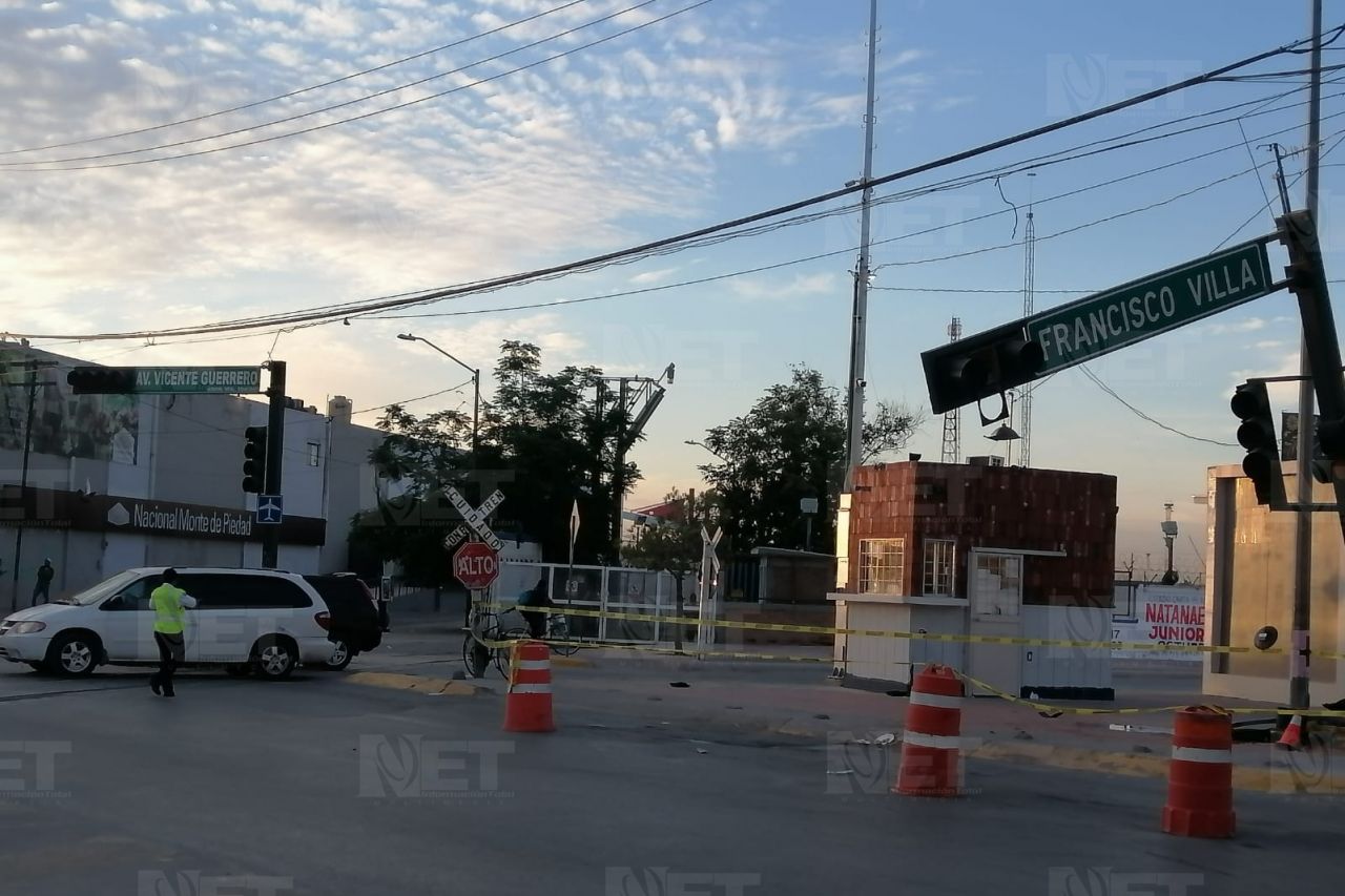Reportan semáforo a punto de caer sobre la Vicente Guerrero