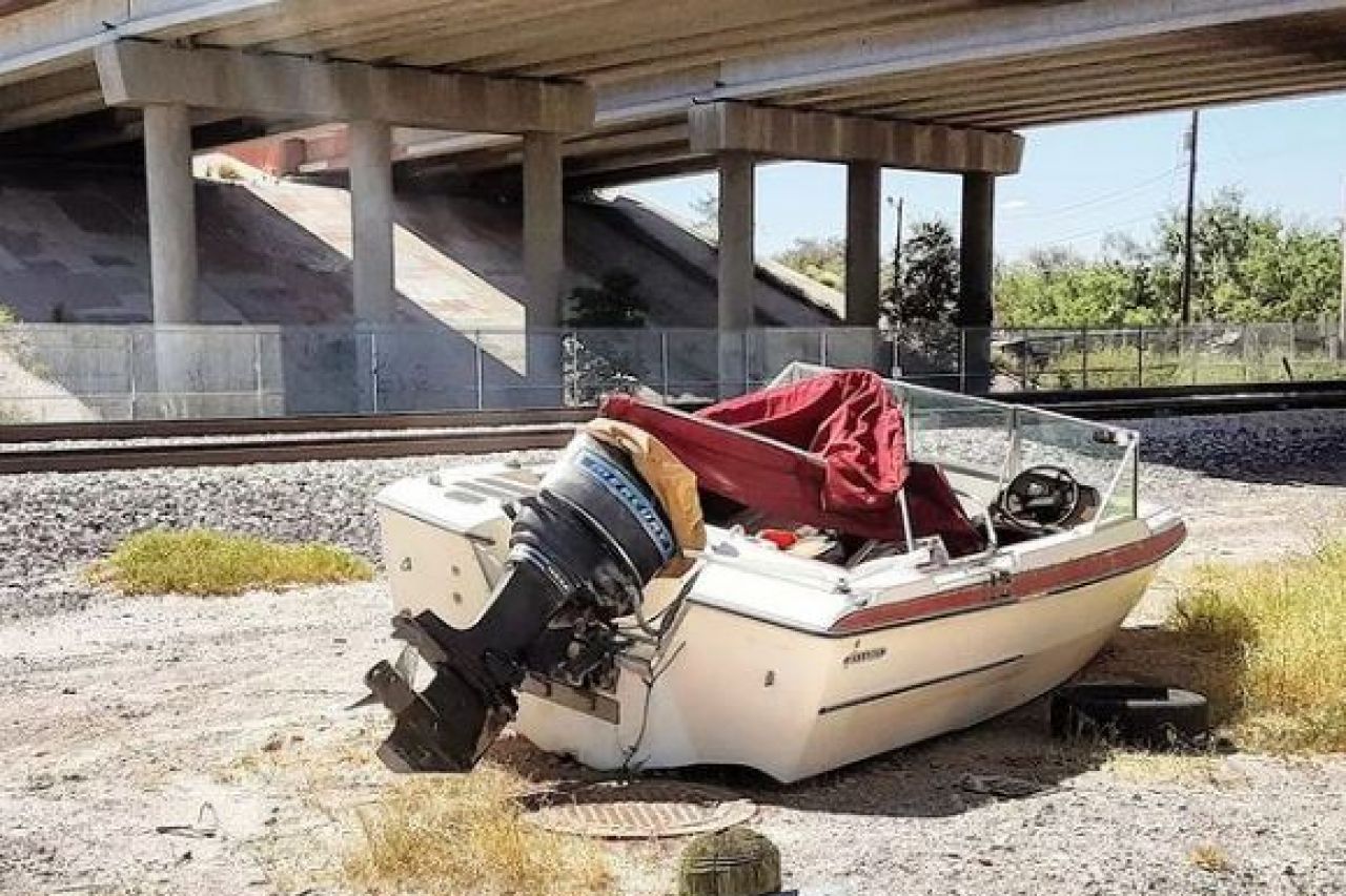 Abandonan bote junto a vías en El Paso