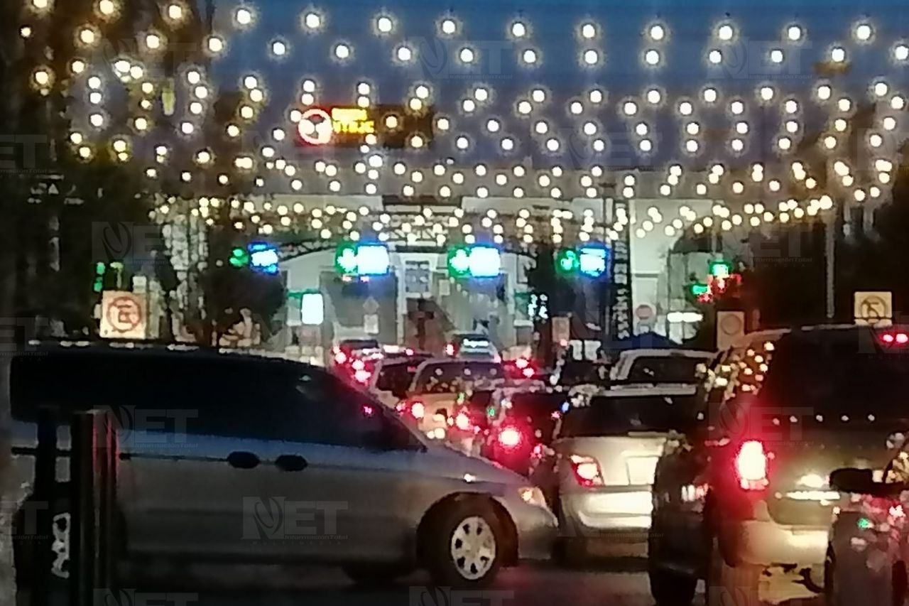 Esperan conductores hasta una hora para cruzar a El Paso