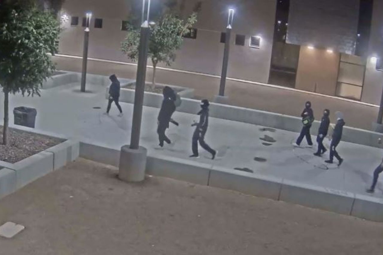 Buscan a jóvenes por vandalizar escuela en Las Cruces
