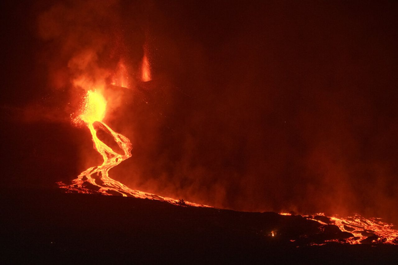 Lava de volcán español se dirige hacia el Atlántico