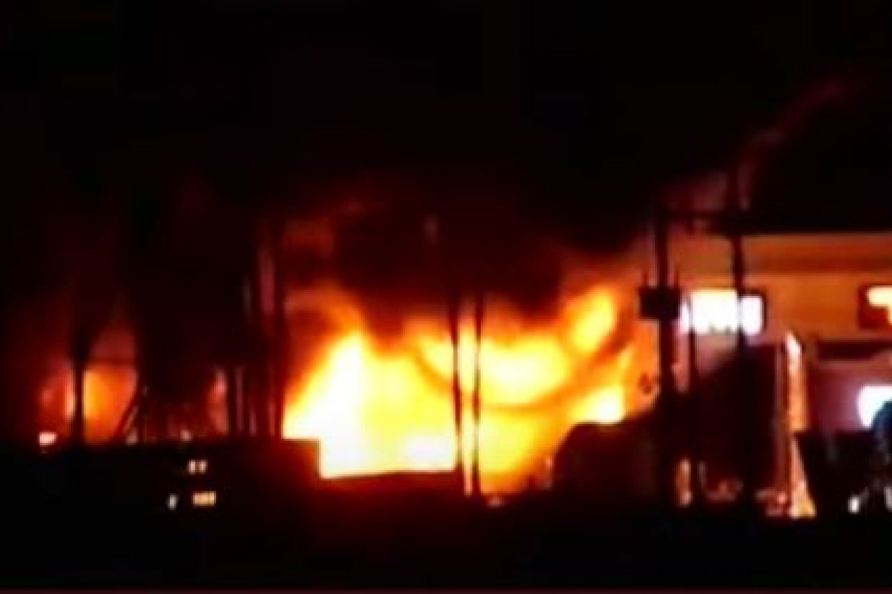 Vuelca y se incendia pipa de gas en Tultepec