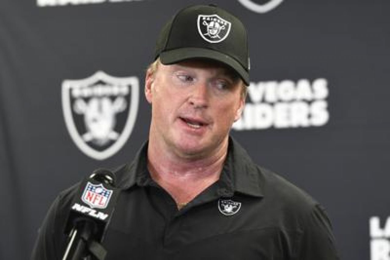 Renuncia Jon Gruden como entrenador de los Raiders