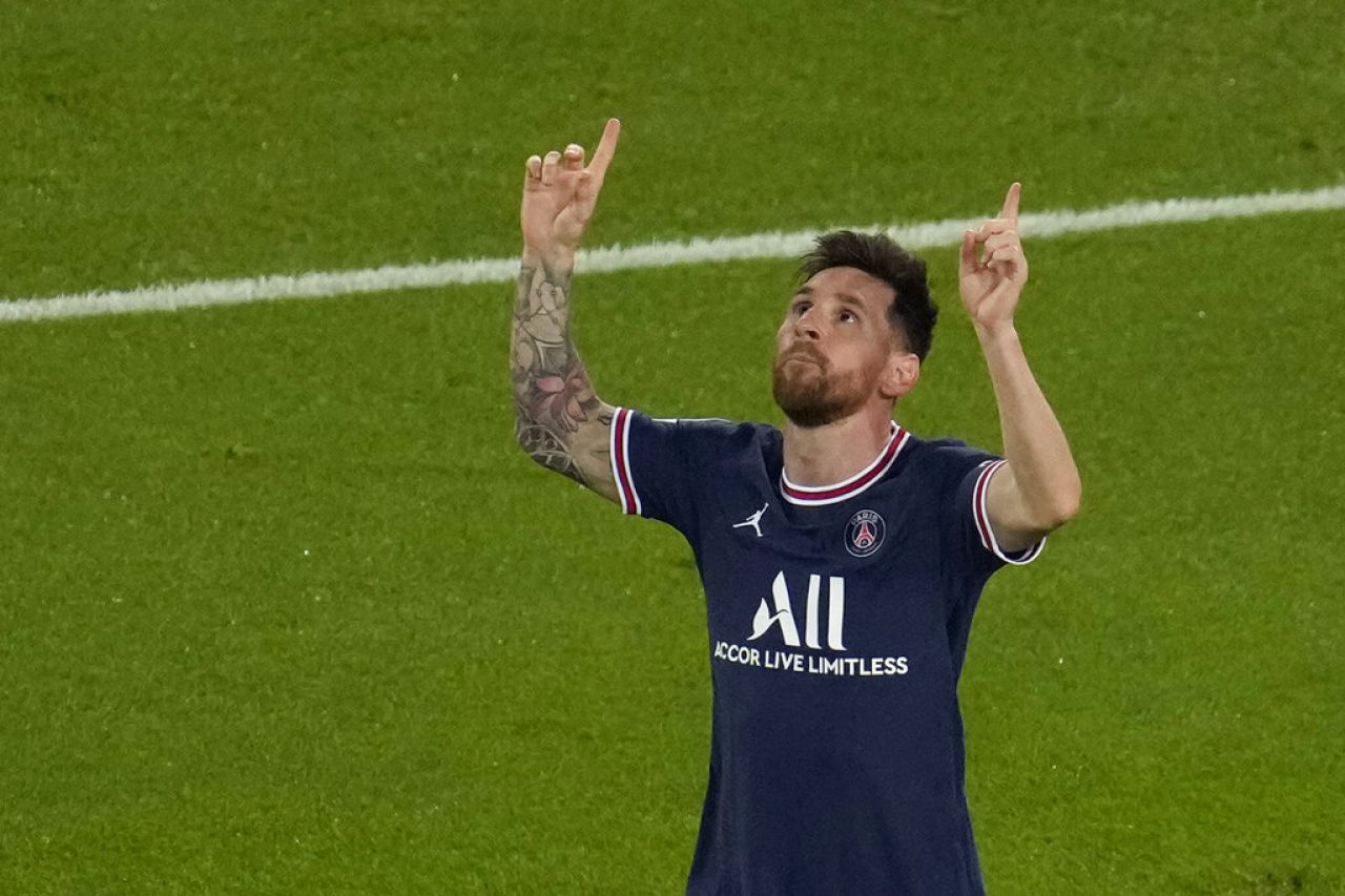 Con doblete de Messi remonta PSG en Champions