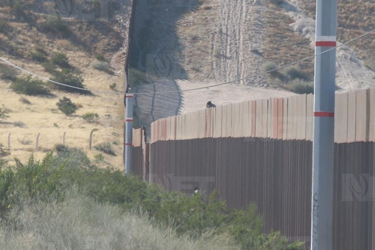 Cae mujer del muro fronterizo; la trasladan a hospital