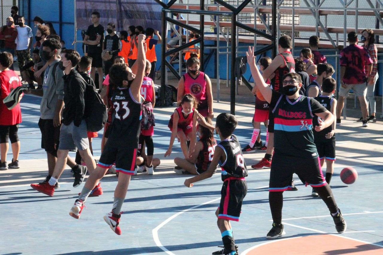 Inicia torneo relámpago de básquetbol con 68 equipos