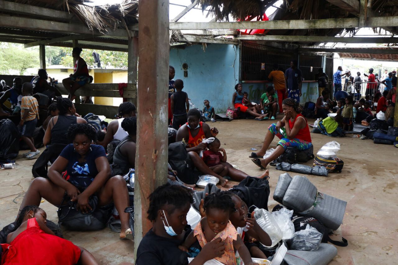 Haitianas denuncian abusos al cruzar el Darién 