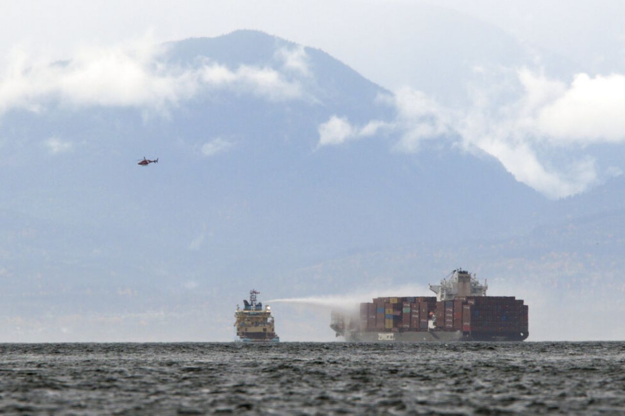 Apagan incendio de contenedores en buque de Canadá
