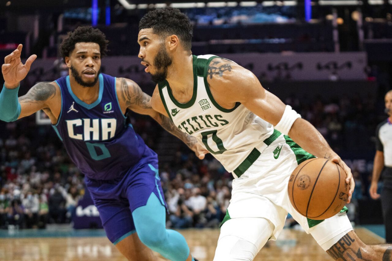 Tatum conduce a los Celtics a triunfo sobre Hornets
