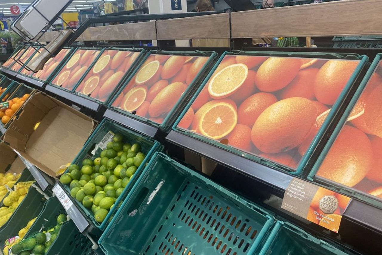 Ponen vegetales de cartón en supermercados por crisis en Reino Unido 
