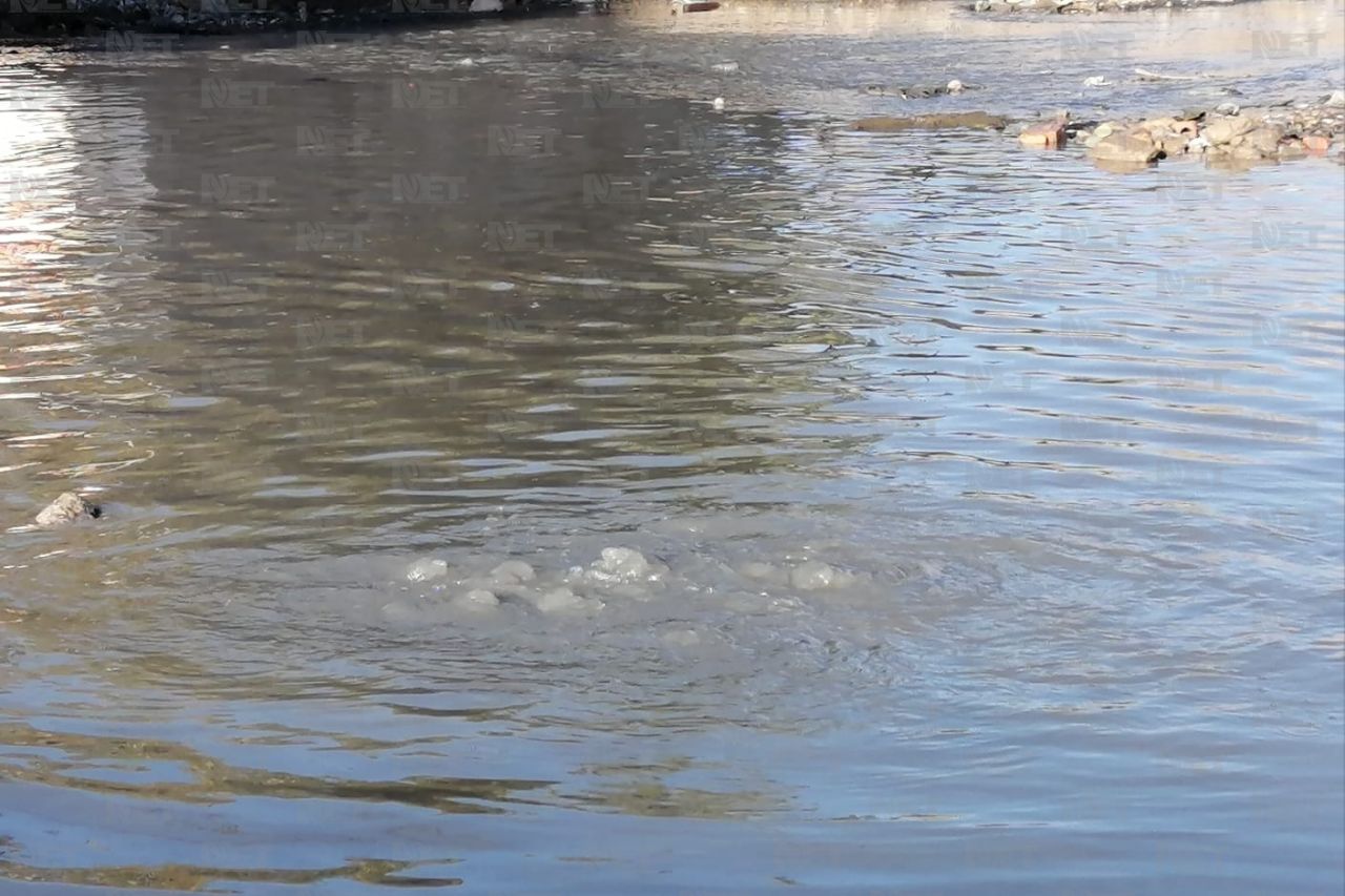 Novia tóxica pelea con su pareja y se avienta a un río de aguas negras