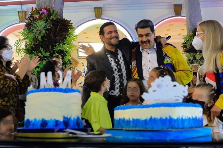 Pablo Montero canta 'El Rey' a Nicolás Maduro por su cumpleaños