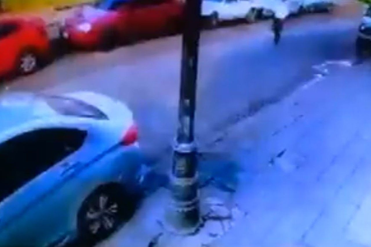 Video: Asaltante ahorca a su víctima hasta desmayarlo para robarle