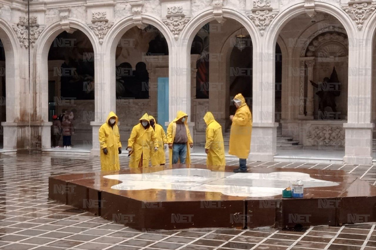 Ni la lluvia detiene los trabajos de decoración en Plaza Mayor