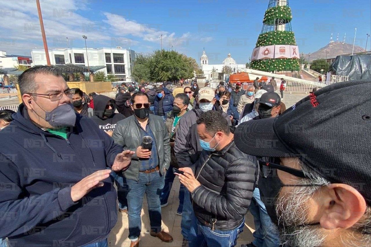 Se manifiestan afectados contra Aras en Plaza del Ángel