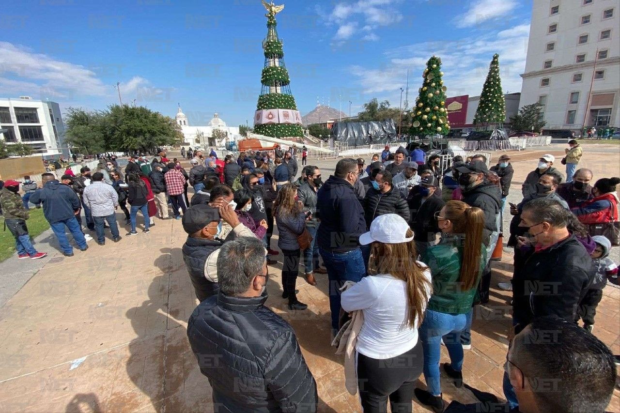 Se manifiestan afectados contra Aras en Plaza del Ángel