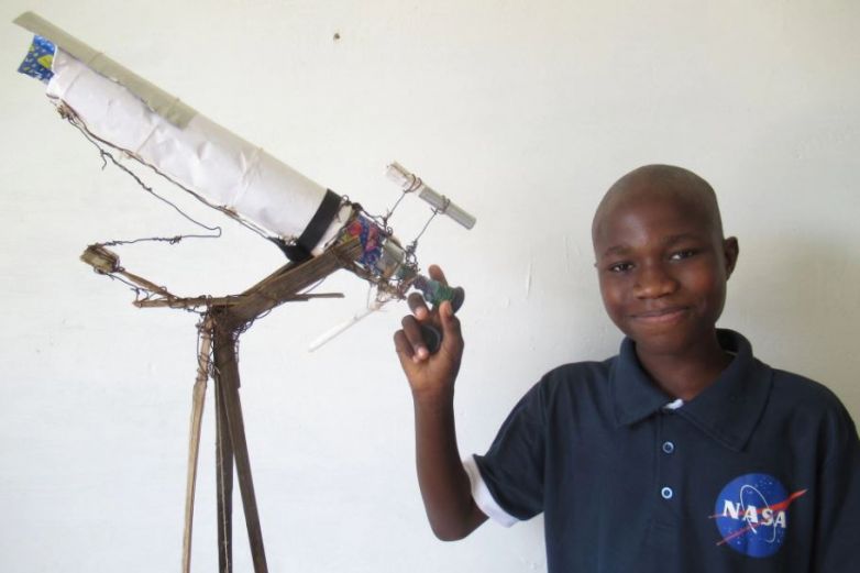 Video: Niño senegalés construye telescopio con materiales reciclados 