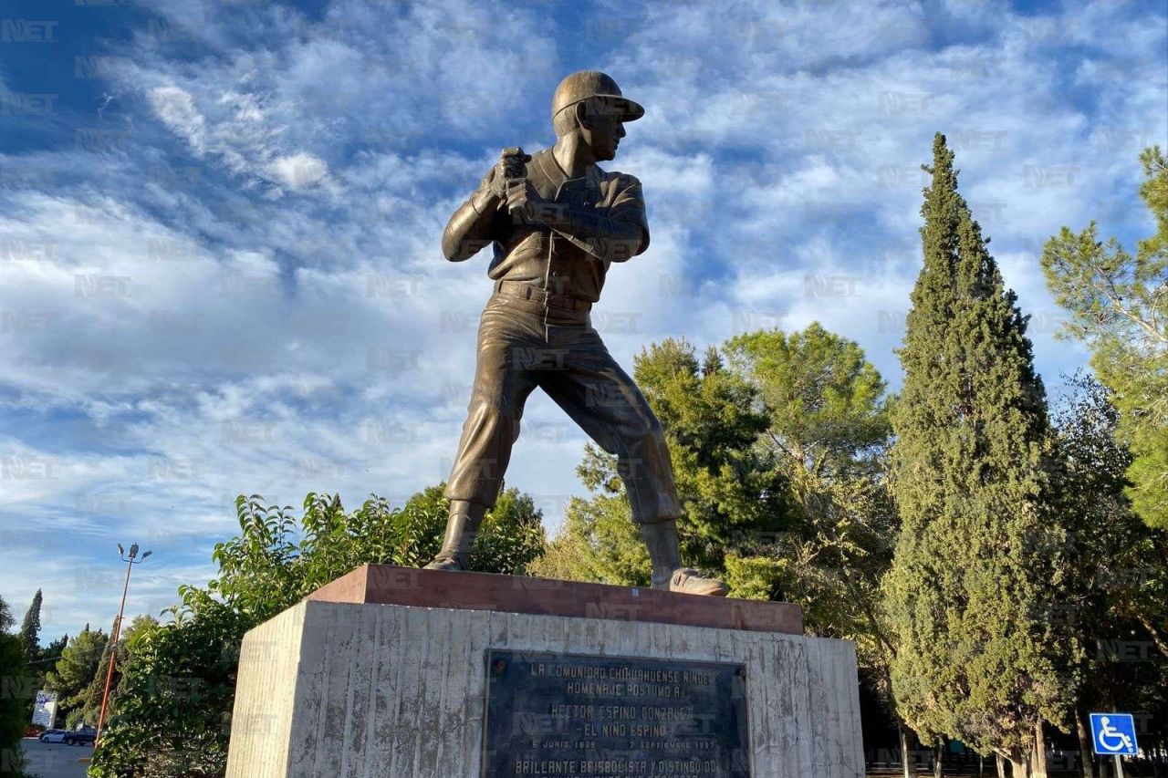 Roban bat de estatua de Héctor Espino en Chihuahua