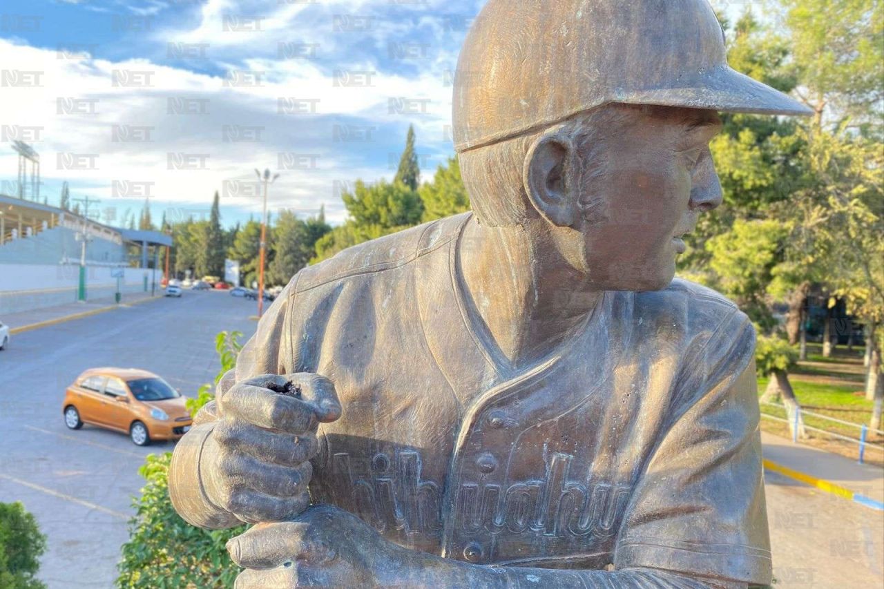 Roban bat de estatua de Héctor Espino en Chihuahua