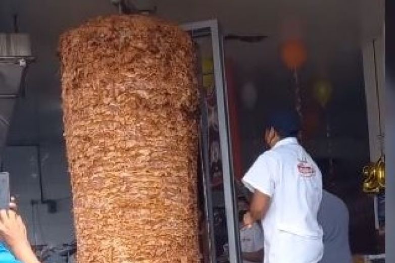 Este es el trompo de tacos más grande del mundo 