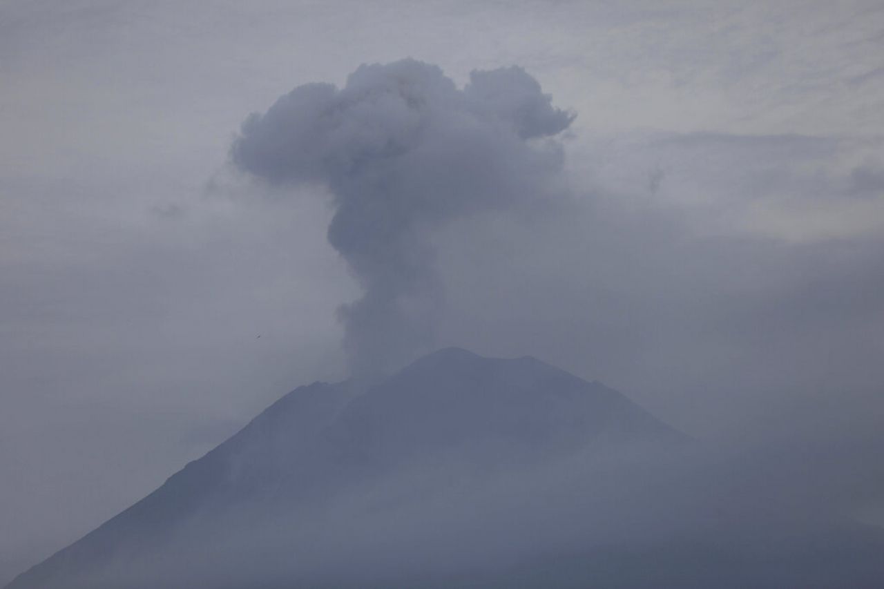 Video: Erupción de volcán en Indonesia deja al menos 14 muertos