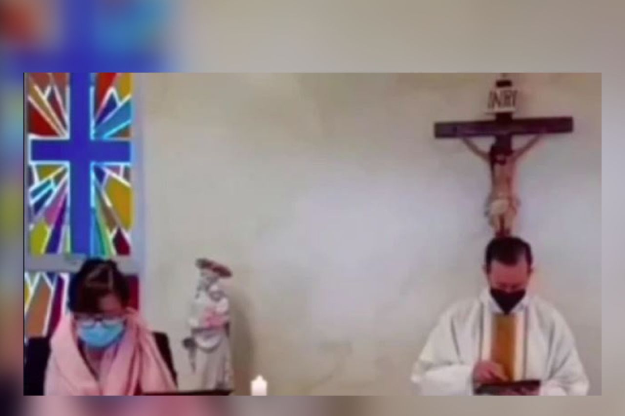 Video: ‘Yo soy el pan Bimbo que baja del cielo’; mujer se equivoca en misa