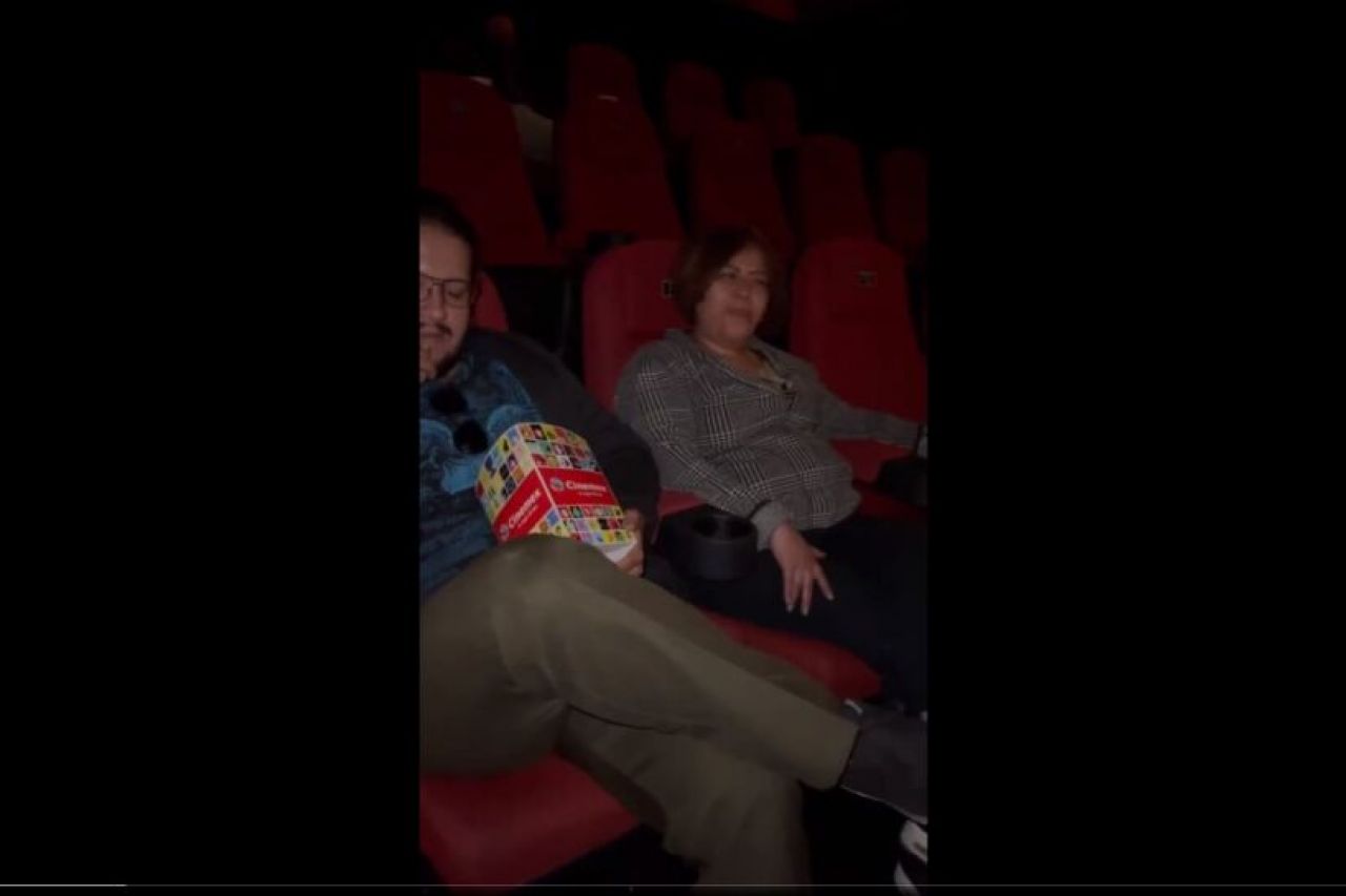 Video: Mujer tose en el cine y provoca pelea