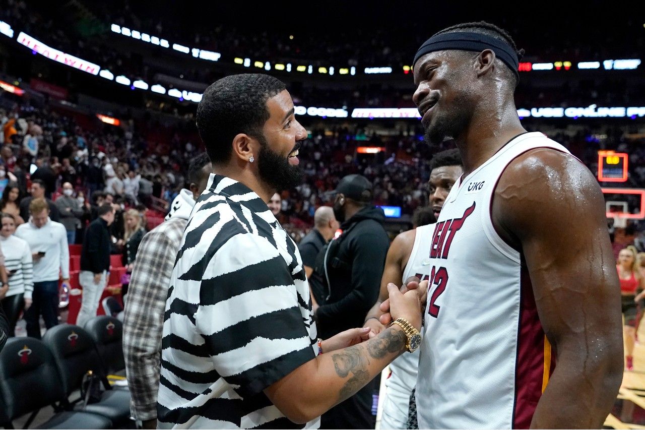 Se impone Heat a Hawks ante la mirada de Drake