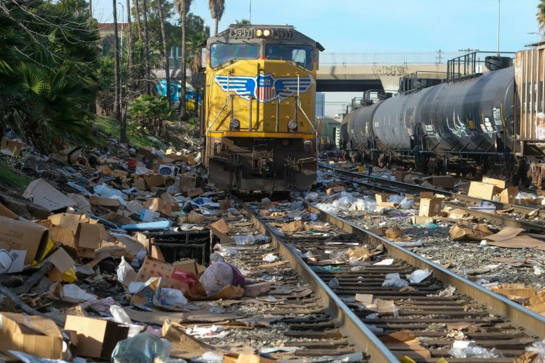 Roban contenedores de carga de trenes en LA