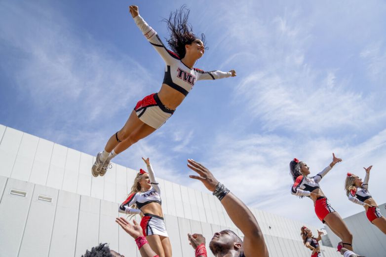 'Cheer' de Netflix regresa tras triunfos y derrotas