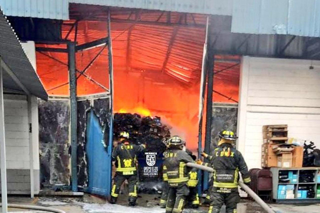 Se registra incendio en fábrica de bicicletas en CDMX