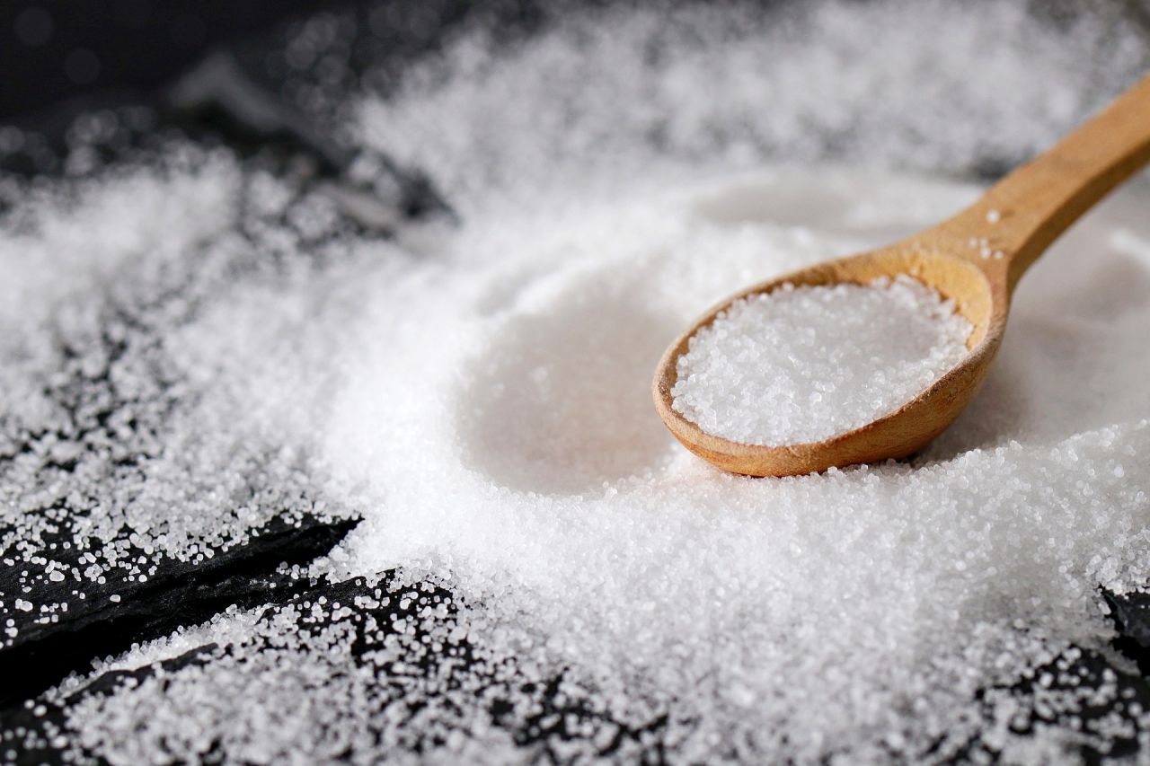 ¿Cuánta sal puedes comer si eres hipertenso? Esto es lo más sano