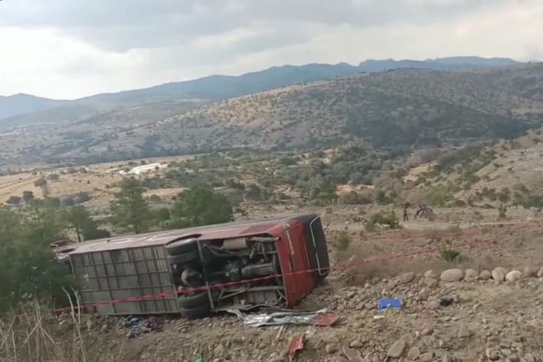 Vuelca camión con maestros en Tlaxcala; hay un muerto