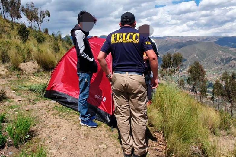 Jóvenes se escapan de casa para vivir en casa de campaña en el cerro