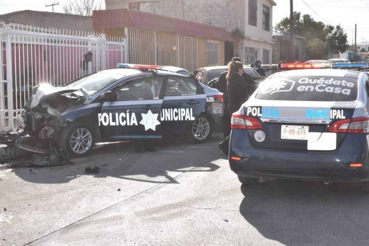 Chocan municipales contra auto en Chihuahua; se lesiona un agente