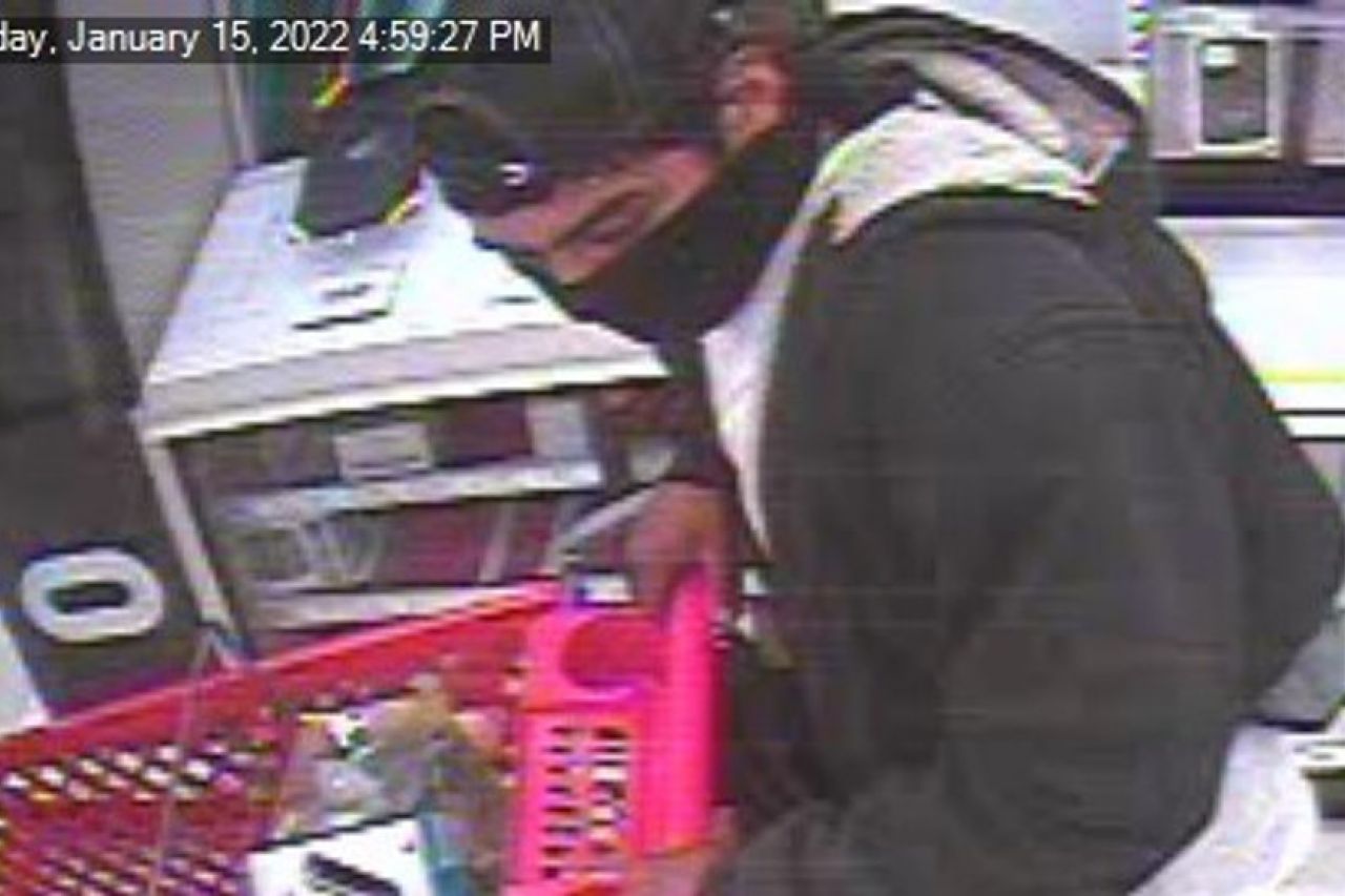 Buscan a hombre que asaltó tienda Target en El Paso