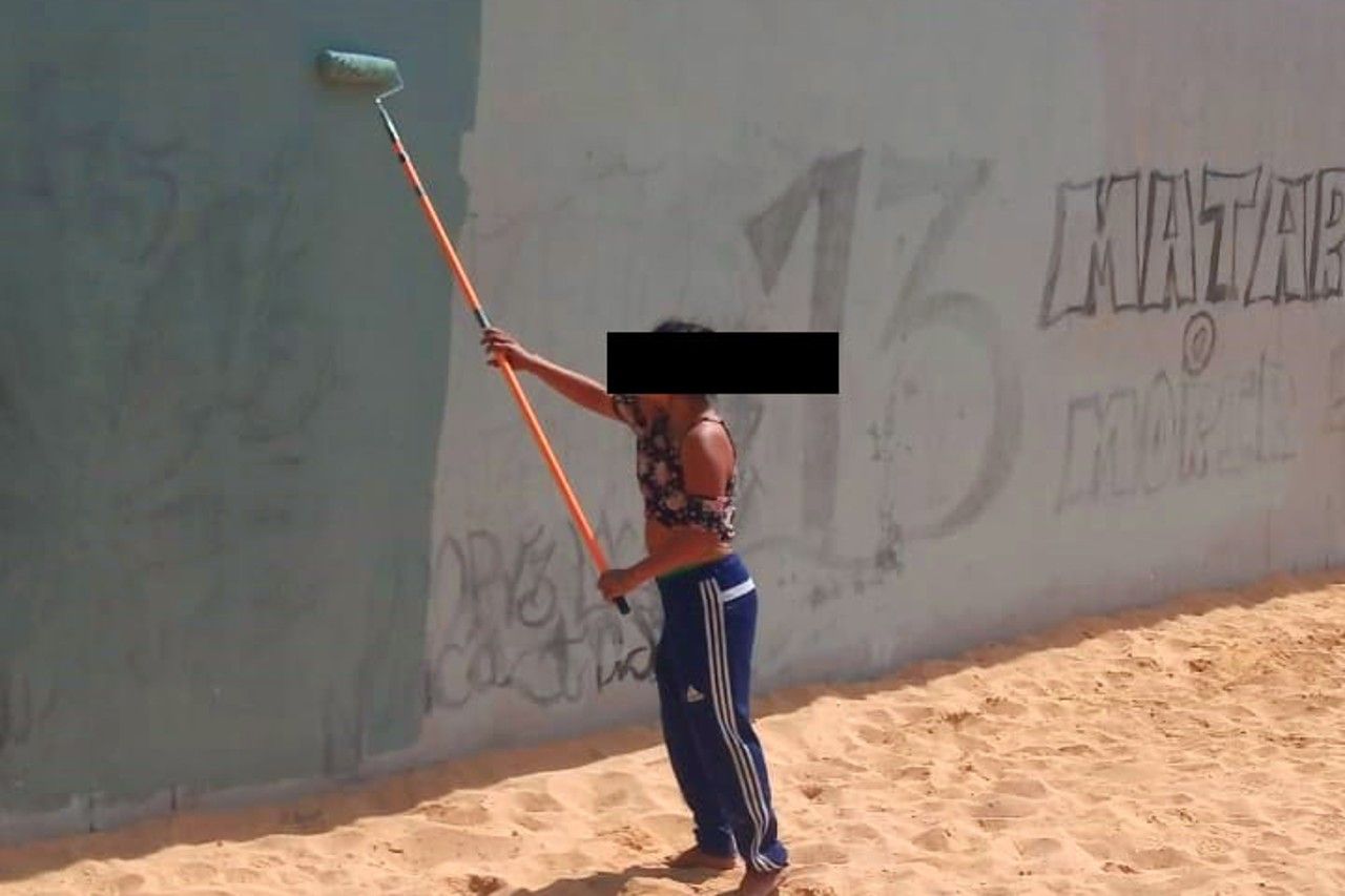 Sorprenden policías a mujer grafiteando y la ponen a limpiar y repintar