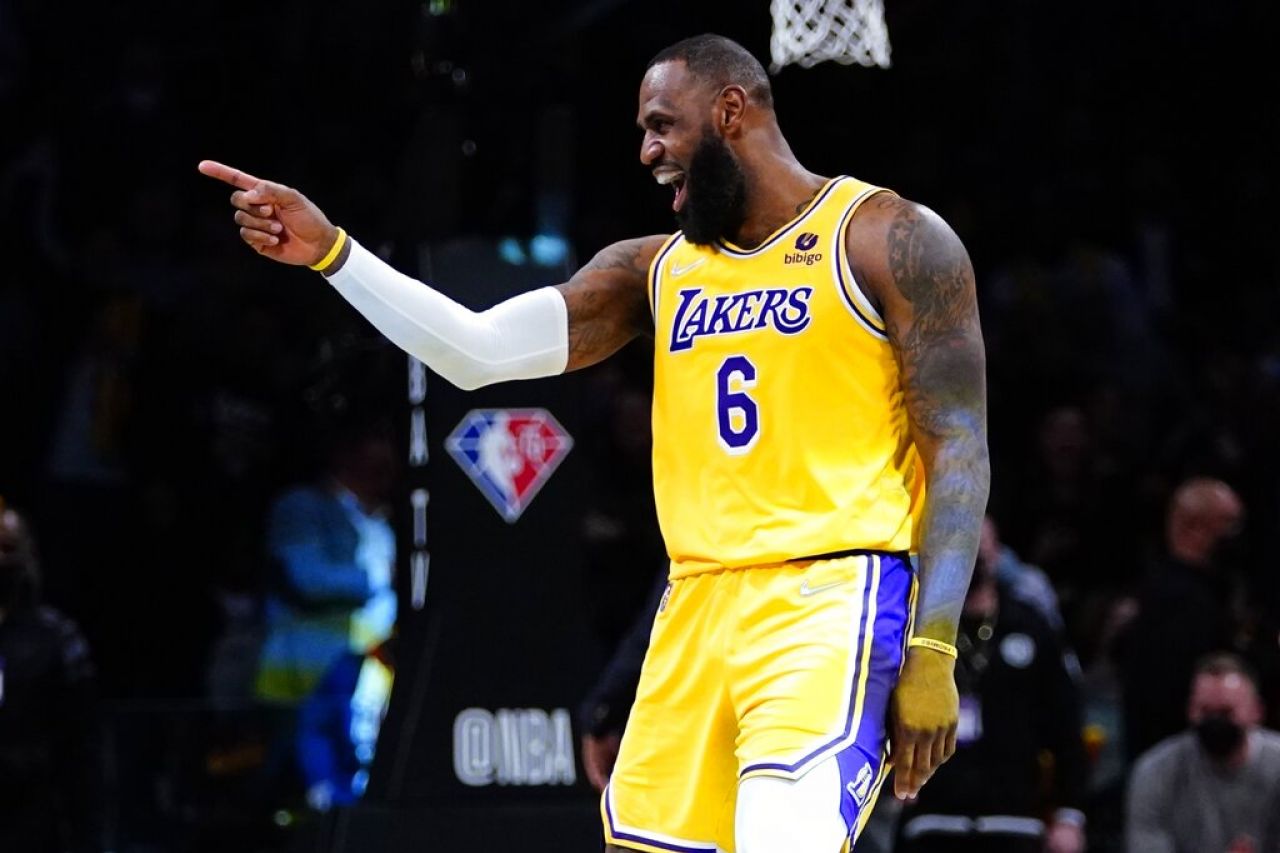 LeBron anota 33 y Davis vuelve; Lakers vencen a Nets