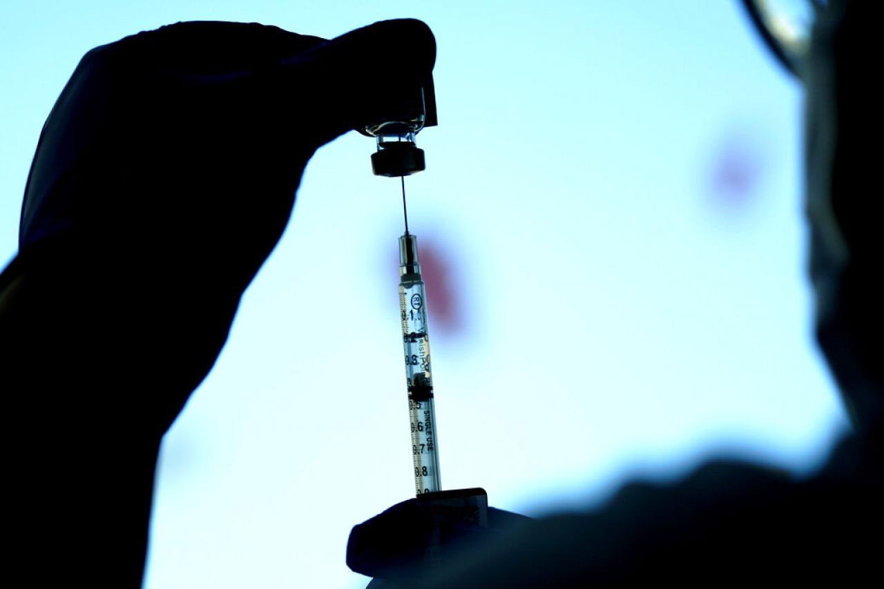 Inicia Pfizer estudio de vacuna actualizada contra Ómicron