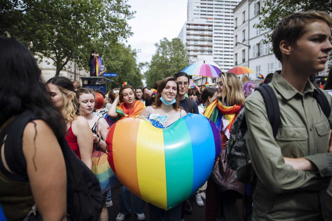 Prohíbe Francia 'terapia de conversión' LGBT+