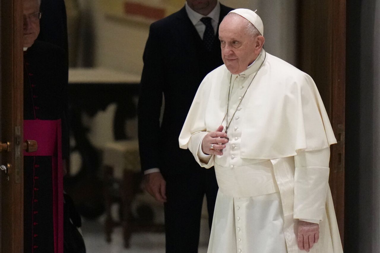 Papa sufre inflamación de rodilla que limita sus movimientos