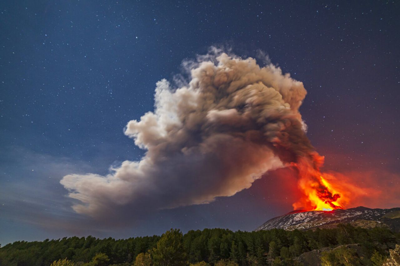 Erupción del Etna, 'cascadas' sorprenden a turistas